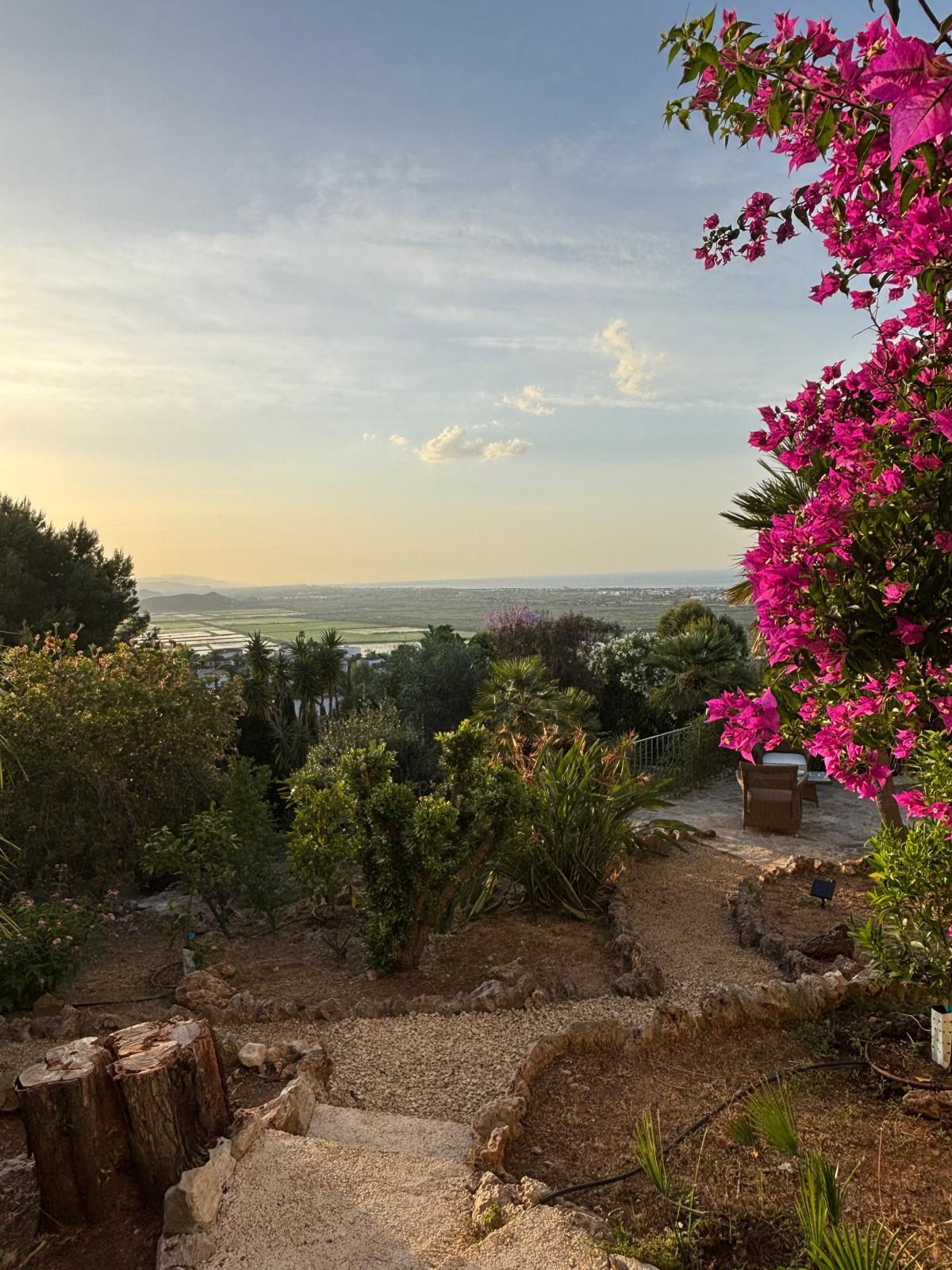 Casa Xanadu — Bloeiende bougainville met zicht op zee